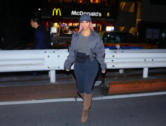 GLAD I POMMES FRITES: Kim Kardashian avbildet utenfor McDonalds i Tokyo i 2018. Foto: NTB scanpix GLAD I POMMES FRITES: Kim Kardashian avbildet utenfor McDonalds i Tokyo i 2018. Foto: NTB scanpix